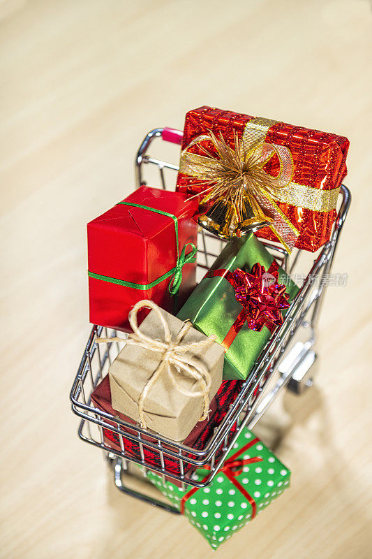 Looking down on a shopping cart full of wrapped gifts – Concept online shopping